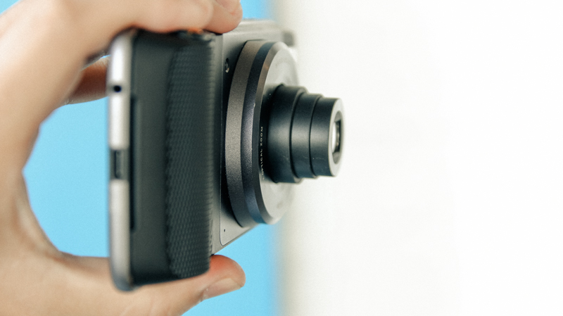 Trên tay moto mod camera Hasselblad True Zoom