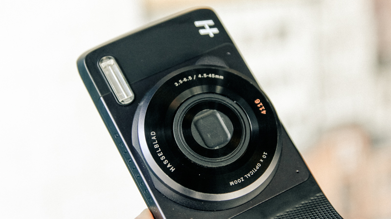 Trên tay moto mod camera Hasselblad True Zoom