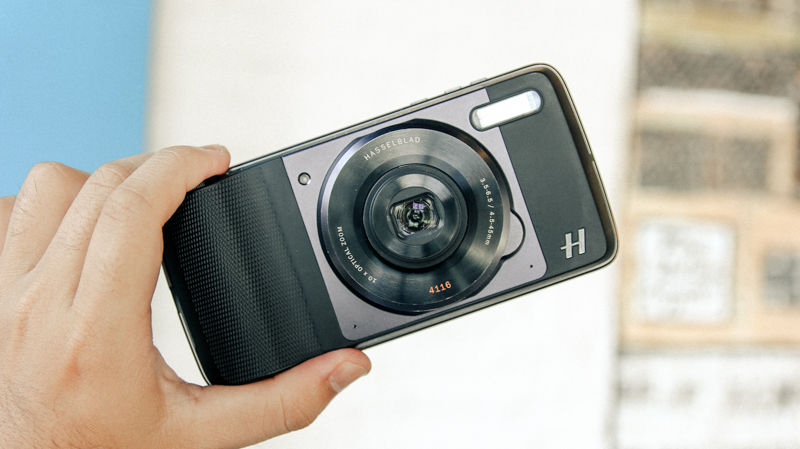 Trên tay moto mod camera Hasselblad True Zoom