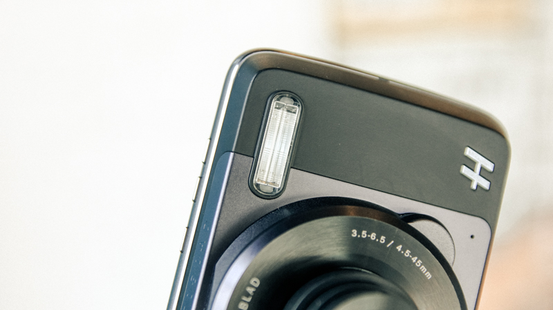 Trên tay moto mod camera Hasselblad True Zoom