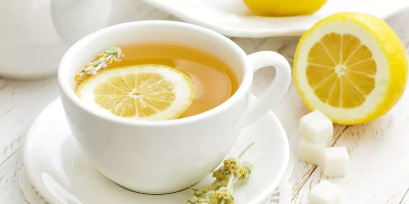 A glass of lemon water, a natural remedy for seafood allergies.