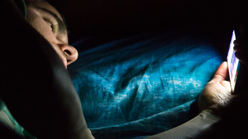 Dùng điện thoại trong tối là không tốt Dùng điện thoại trong tối là không tốt