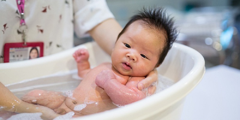 Có nên tắm cho trẻ bị viêm phổi?