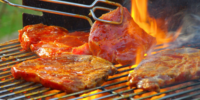 Các chuyên gia dinh dưỡng khuyên bạn không nên ăn thịt bò nướng, hun khói nhiều