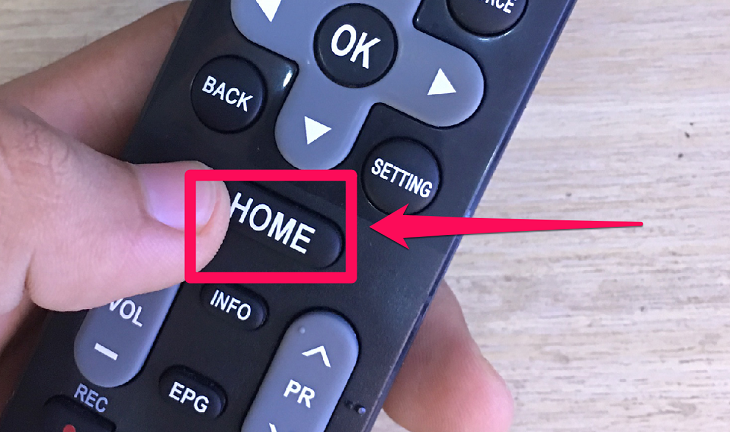 Chọn vào phím home để vào giao diện trang chủ của tivi