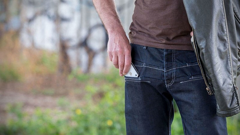 Hạn chế bỏ smartphone ở túi quần trước