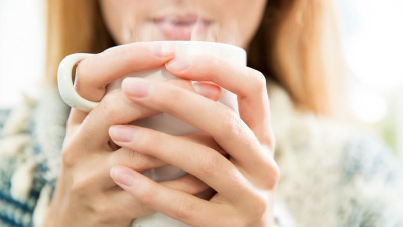 Uống một ly nước ấm trước bữa tiệc