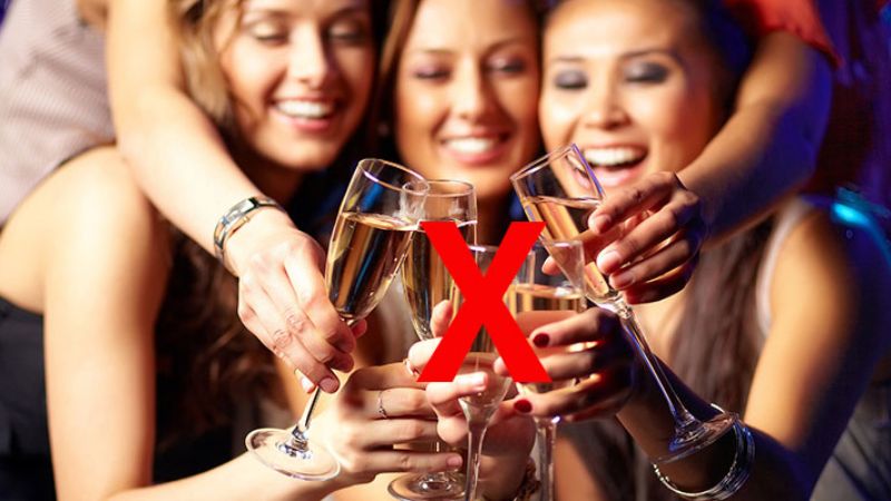 Hạn chế uống nước ngọt và đồ uống có cồn