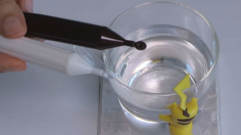 Ngâm bút socola vào nước để socola chảy sẽ dễ vẽ hơn