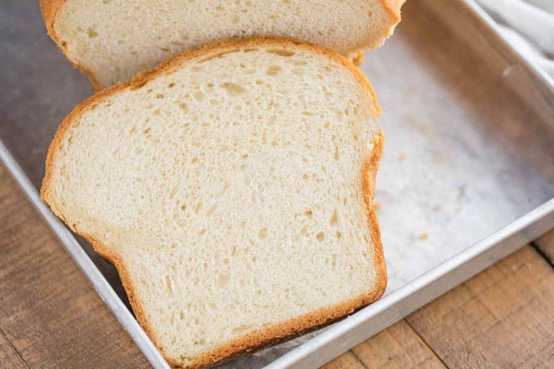 Trong 100g bánh mì trắng có chứa 304 calo