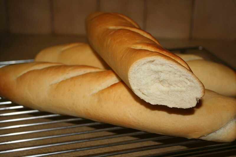 Bánh mì trắng có màu trắng hay vàng nhạt