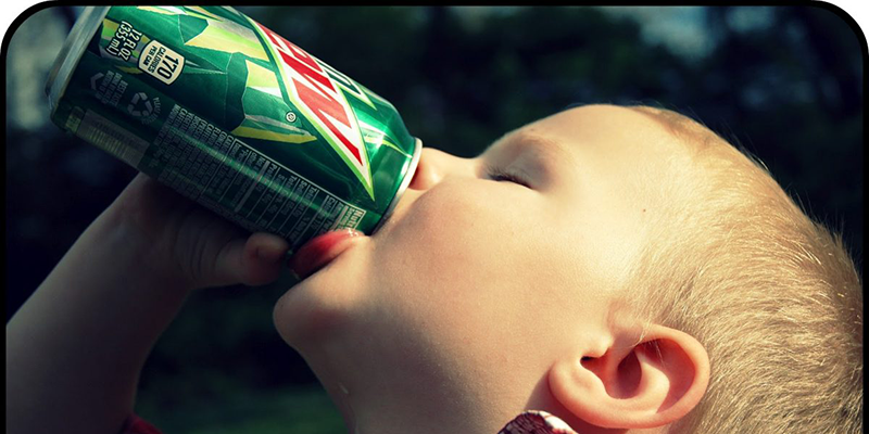 không nên cho trẻ uống quá nhiều nước ngọt ngay sau khi ăn no 