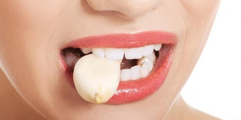 Nhưng nếu bạn đang dùng thuốc chống đông máu, các bác sĩ sẽ khuyên bạn không được ăn tỏi trong quá trình này