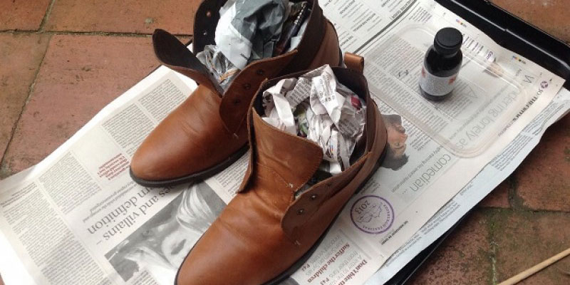 Sử dụng nước cốt chanh để loại bỏ vết bẩn trên giày bốt
