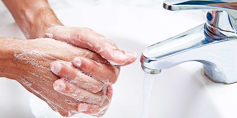 hãy nên rửa tay thật sạch trước khi rửa mặt