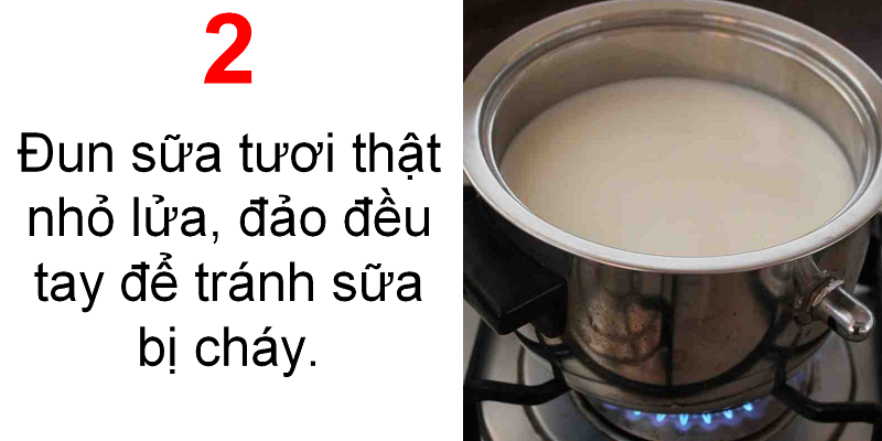 Đun sữa tươi thật nhỏ lửa, đảo đều tay để tránh sữa bị cháy