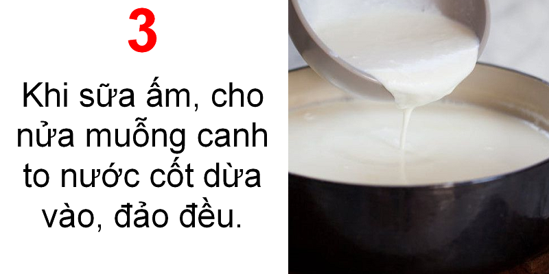 Khi sữa ấm, cho nửa muỗng canh to nước cốt dừa vào, đảo đều