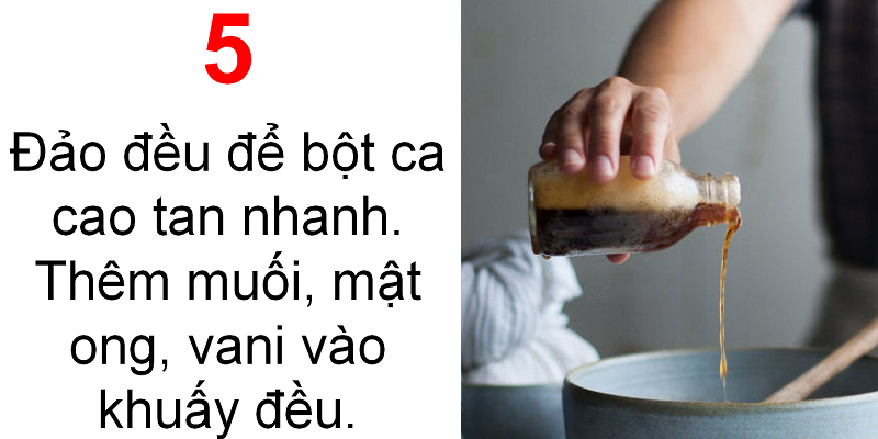 Đảo đều để bột ca cao tan nhanh. Thêm muối, mật ong, vani vào khấy đều