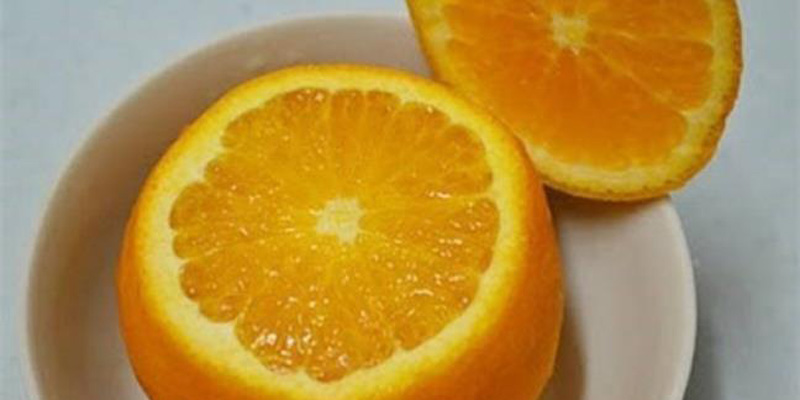 Cắt phần trên của quả cam/quýt như hình, cho ½ hoặc 1 muỗng muối vào bên trong quả. Bạn có thể dùng nỉa hoặc tăm để cho muối thấm vào bên trong quả.