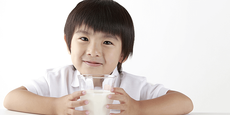 Nên chia nhỏ lượng sữa ra thành nhiều lần trong ngày để uống