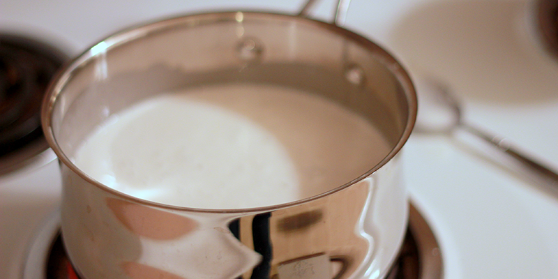 nếu muốn đun sữa để uống nên đun sữa vừa sôi lên hãy tắt liền không để quá sôi