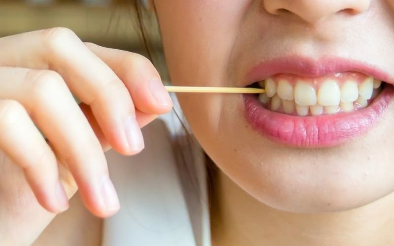 Thói quen xỉa răng bằng tăm ảnh hưởng đến răng của bạn thế nào?