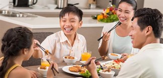 Chuyện gì sẽ xảy ra khi bạn gắp thức ăn cho người khác?