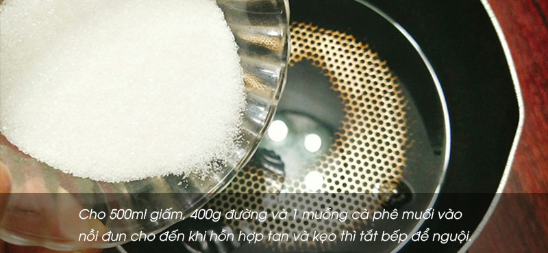 Cho 500ml giấm, 400g đường và 1 muỗng cà phê muối vào nồi đun cho đến khi hỗn hợp tan và kẹo thì tắt bếp để nguội.