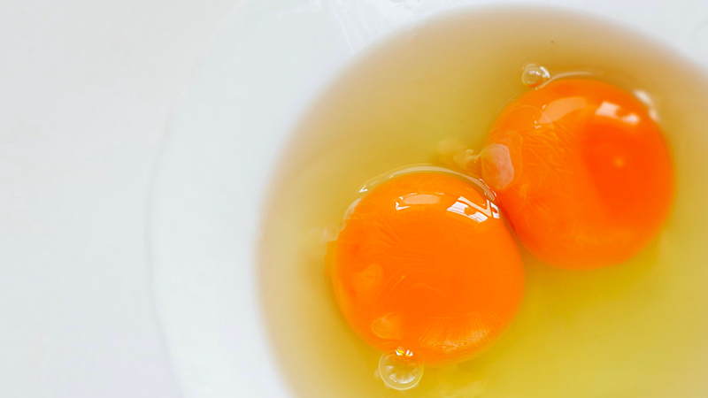 Trứng gà 2 lòng đỏ có bổ dưỡng hơn trứng 1 lòng đỏ?