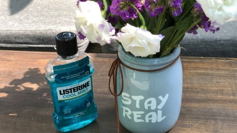 Giữ hoa tươi lâu với nước súc miệng Listerine