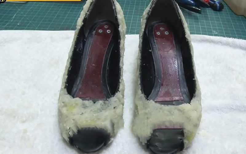 Bước 3: Dùng phần xác này đắp lên đôi giày muốn làm bóng, để trong khoảng 1 giờ.
