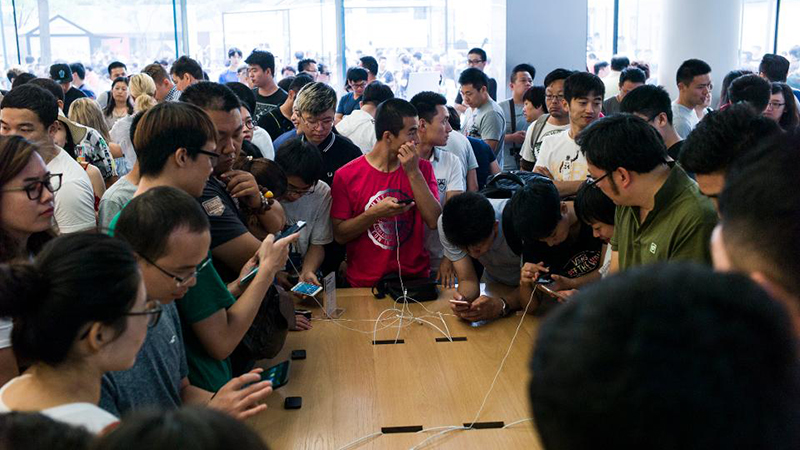 Khách hàng trải nghiệm iPhone tại Trung Quốc