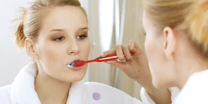 Đánh răng giúp loại bỏ mảng bám trên răng