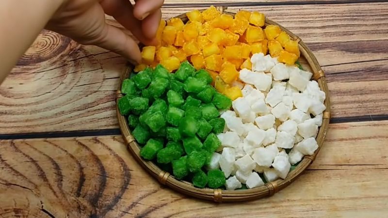 Mứt dừa viên có hương vị ngọt ngào, béo ngậy Mứt dừa viên có hương vị ngọt ngào, béo ngậy