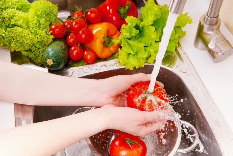 Properly washing fruits and vegetables is not known to everyone