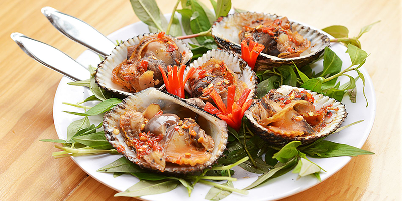 ăn kèm rau sống và nước chấm ngay khi còn nóng là ngon nhất