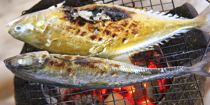 nướng mọi hải sản tức là dùng hải sản tươi nướng trên bếp than mà không cần tẩm ướp gia vị