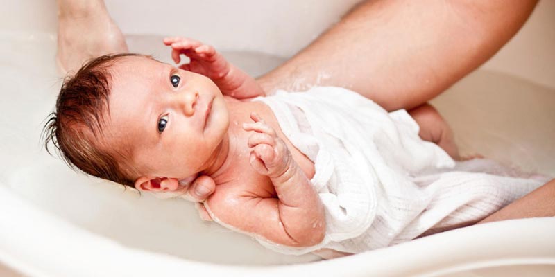 How to warm your baby when bathing in winter