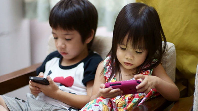 Trẻ em dùng điện thoại
