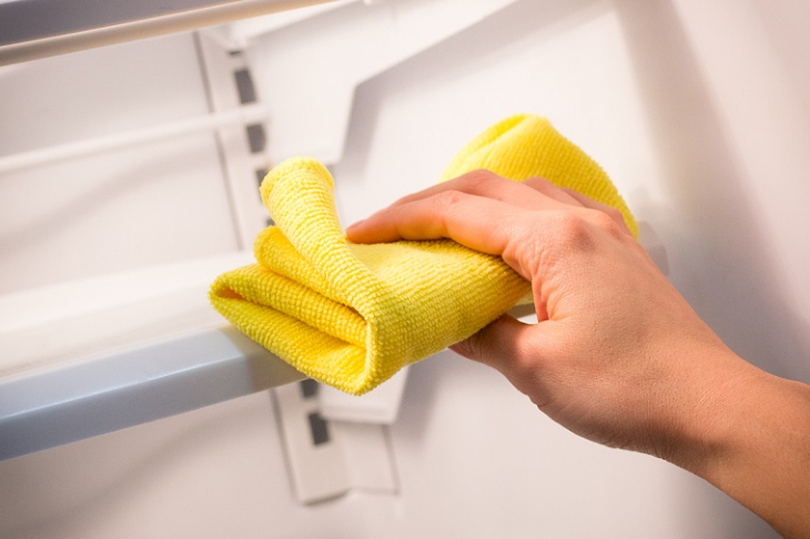 Take a clean cloth to clean the refrigerator