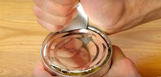Cách mở lon đồ hộp dễ dàng với 1 chiếc muỗng