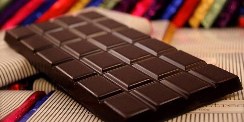 Trong Chocolate đen còn có chứa các chất kích thích như Theobromine và Caffein. Cả hai chất này đều khiến cơ thể bé luôn tỉnh táo, nhịp tim tăng nhanh điều này vô tình gây ra hiện tượng khó ngủ ở trẻ.