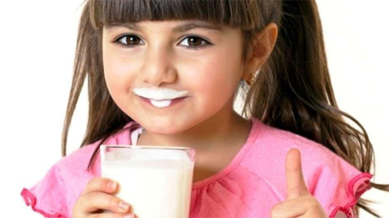 Sau một tuổi, mẹ có thể dùng sữa tươi thay thế sữa công thức hoặc sữa mẹ cho trẻ.