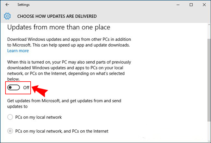 bấm vào link Choose how updates are delivered. Chuyển chế độ On thành Off.