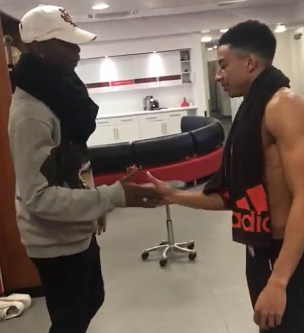 Cầu thủ Manchester United sử dụng mạng xã hội