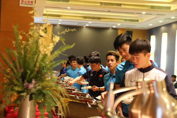 U23 Việt Nam không sử dụng điện thoại khi ăn cơm