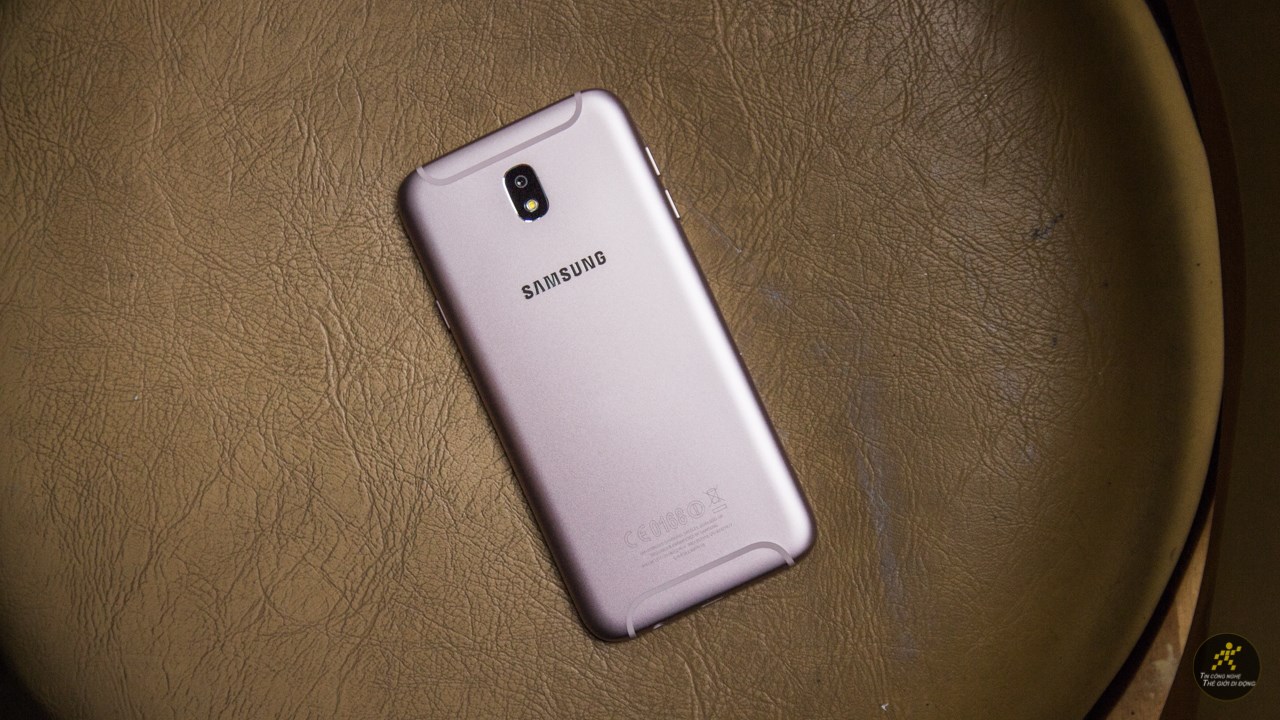 Trên tay Galaxy J7 Pro hồng