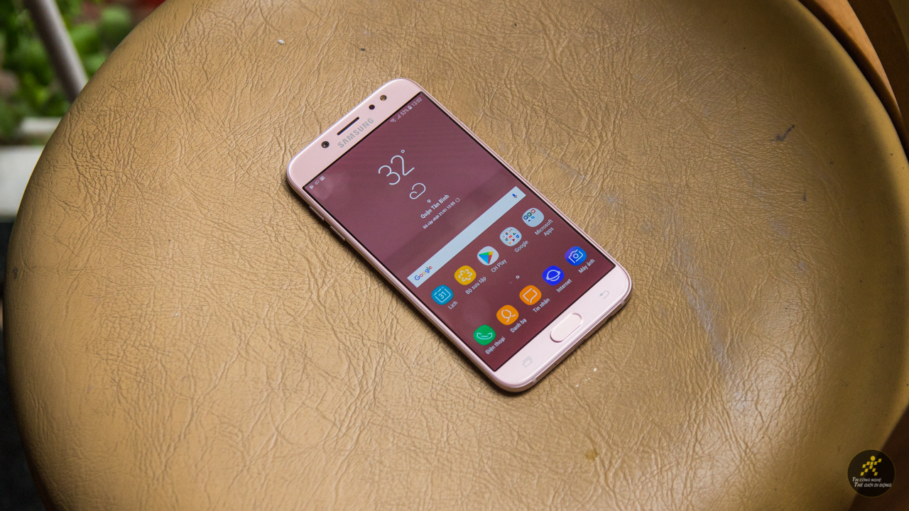 Trên tay Galaxy J7 Pro hồng