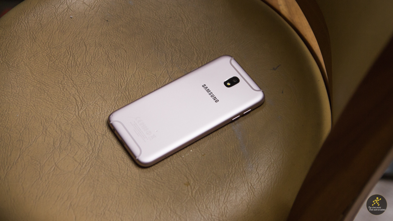 Trên tay Galaxy J7 Pro hồng