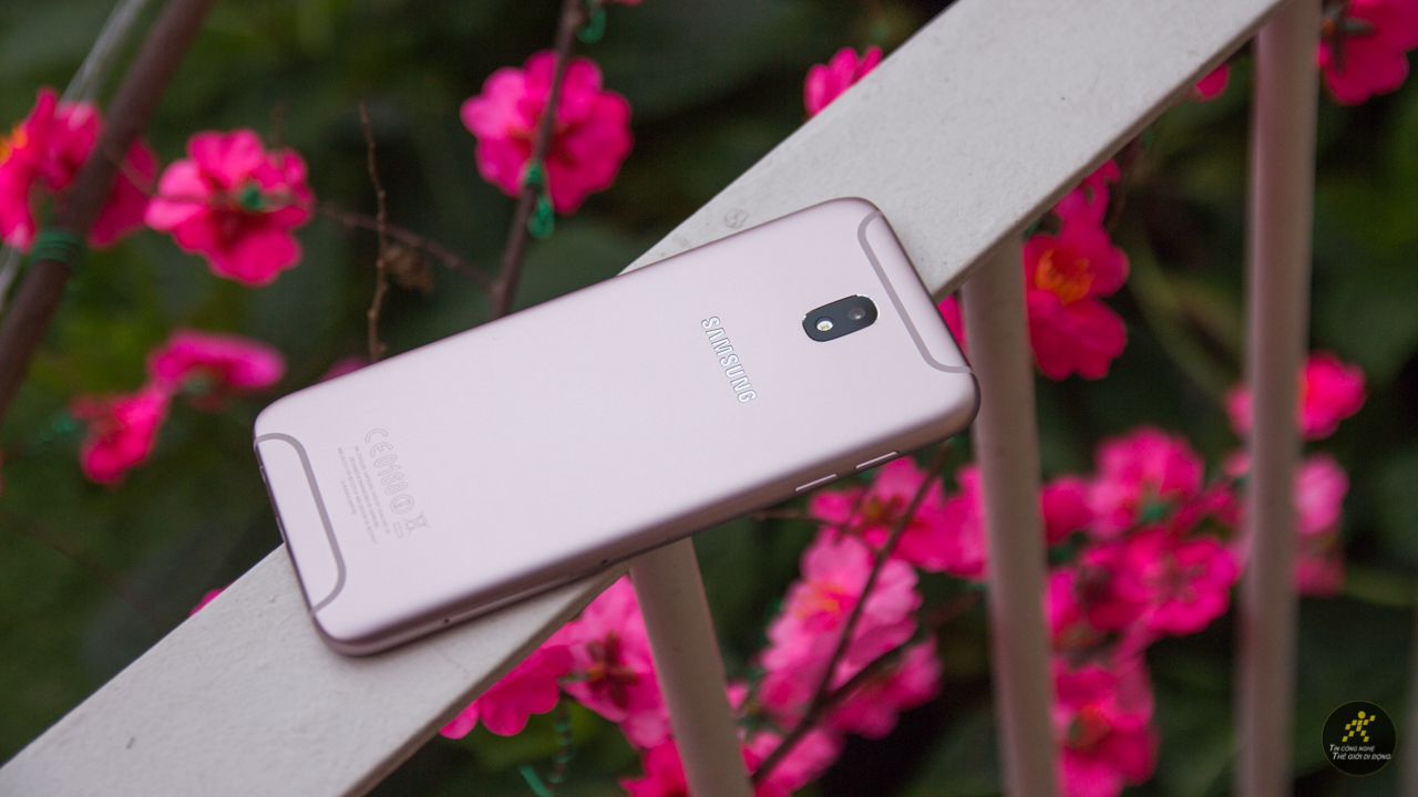 Trên tay Galaxy J7 Pro hồng